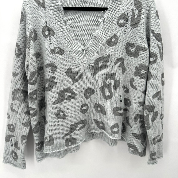 WOODEN SHIPS Distressed Leopard Print V-Neck Sweater Grey Size‎ S/M Preppy Boho - Picture 4 of 10